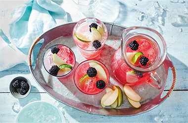 Blackberry, elderflower and gin fizz