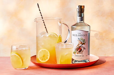 Gin and lemon iced green tea