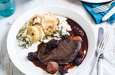 Venison steaks with sloe gin and blackberry sauce