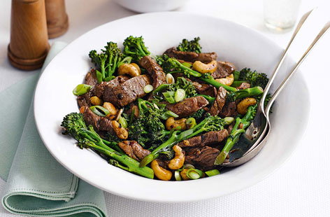 For a speedy and delicious dinner ready in just 20 minutes, try this fragrant Chinese stir-fried beef with broccoli and cashew nuts